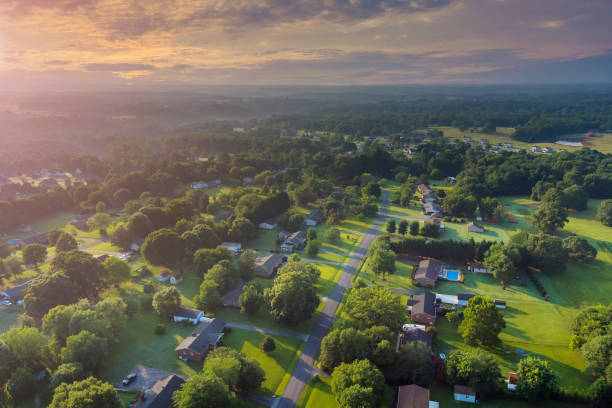 vista aerea di una piccola zona notte tetti di case il paesaggio del villaggio a boiling springs south carolina usa - luogo foto e immagini stock