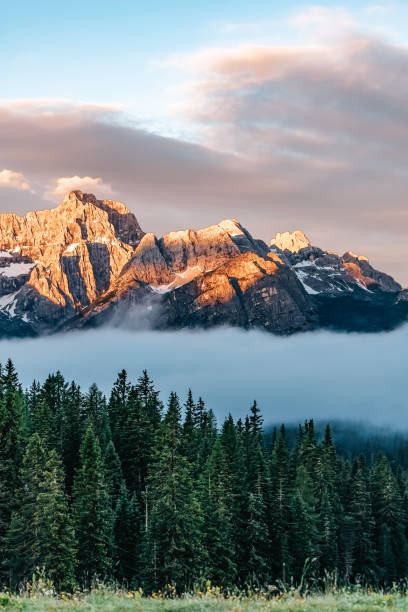 coucher de soleil dans les alpes suisses - european alps switzerland swiss culture mountain photos et images de collection