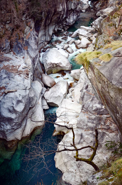 el río verzasca en el valle de verzasca cerca de locarno, cantón del tesino, suiza - riverbed switzerland valley stone fotografías e imágenes de stock