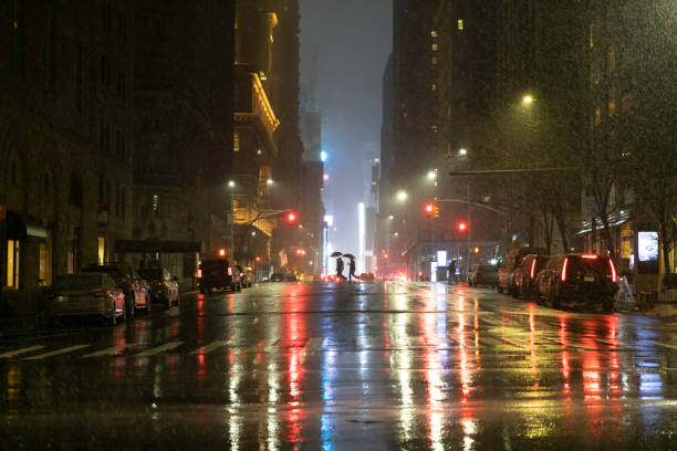 nuit enneigée new york - night wet road street photos et images de collection