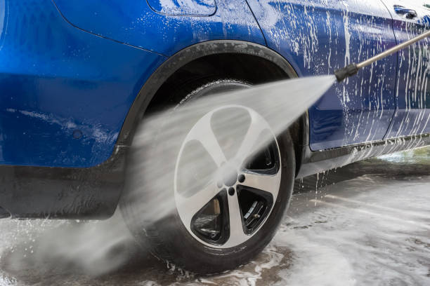 autowäsche. reinigung des autos mit hochdruckwasser. autowashing im freien - washing water car cleaning stock-fotos und bilder