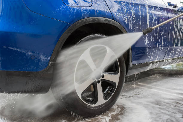 lavado de autos. limpieza del coche con agua a alta presión. lavado automático al aire libre - lavar fotografías e imágenes de stock