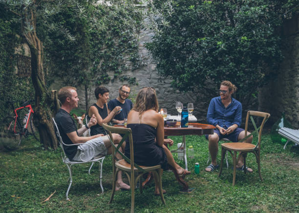 amigos aproveitam almoço em quintal exuberante, no verão - 3149 - fotografias e filmes do acervo