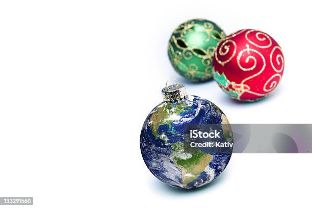 Ziemia Ozdoby Na Białym - zdjęcia stockowe i więcej obrazów Globus - Wyposażenie do nawigacji - Globus - Wyposażenie do nawigacji, Bombka, Boże Narodzenie