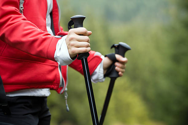 скандинавская ходьба и пешие прогулки женщина - nordic walking hiking mountain walking стоковые фото и изображения