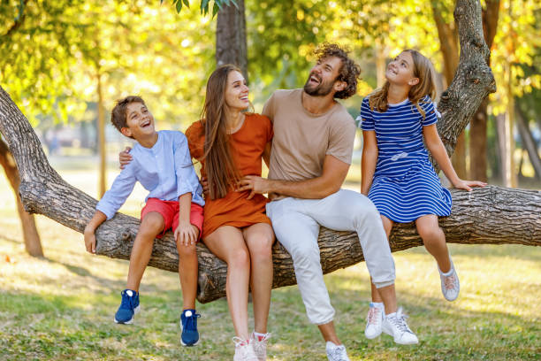 happy family hat viel freude an der natur. - family four people smiling autumn stock-fotos und bilder