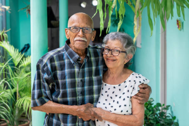 älteres ehepaar - senior couple stock-fotos und bilder