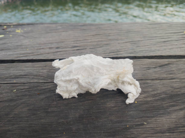 usou tecido branco e jogado fora no chão de madeira - tissue crumpled toilet paper paper - fotografias e filmes do acervo