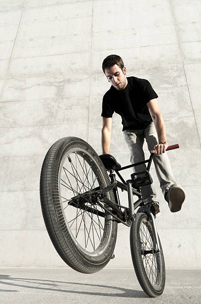 Jovem de bicicleta BMX participante - foto de acervo