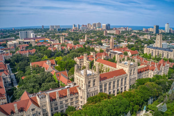 veduta aerea di una grande università nel quartiere di chicago di hyde park - illinois foto e immagini stock