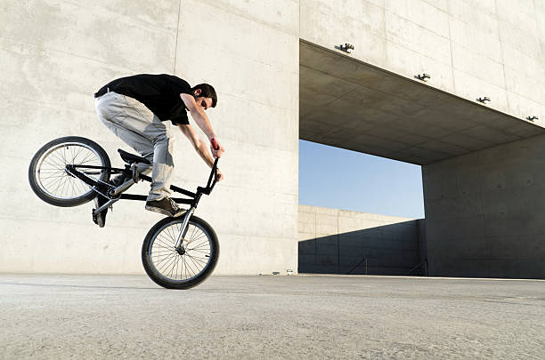 Jovem de bicicleta BMX participante - foto de acervo