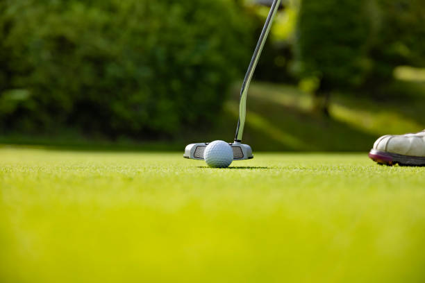 strzał zmiotnik na zielono dobrze utrzymane pole golfowe - sport tee day tee box zdjęcia i obrazy z banku zdjęć