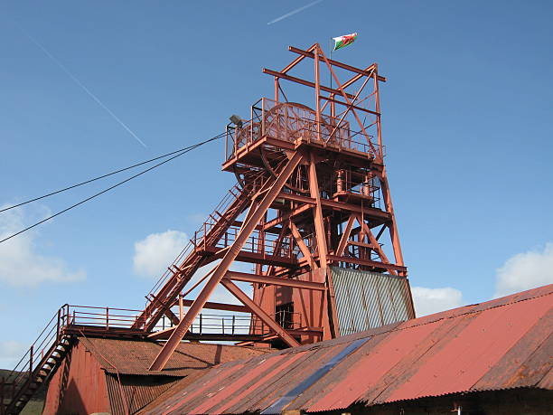 big pit miniera di carbone/pit-albero funzionamento blaenavon in galles del sud - pit mine mining mine shaft wales foto e immagini stock