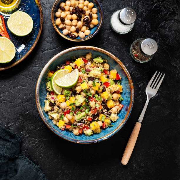 ensalada saludable de frijol negro de quinua con mango y aguacate - mango salsa fotografías e imágenes de stock