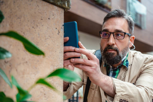 istock Detective captures the suspected person 1332969465