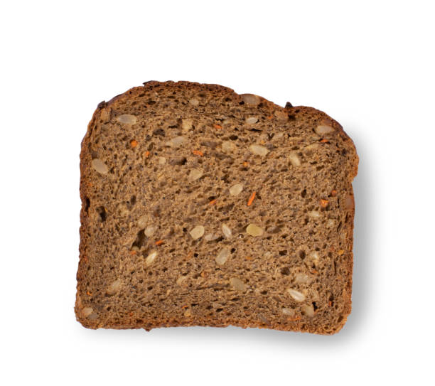 un morceau de pain fabriqué à partir d’un mélange de seigle et de farine de blé, avec des graines de tournesol et des carottes - brown bread bread macro brown photos et images de collection