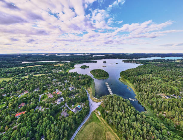 blick auf die bucht von evlinge auf värmdö außerhalb von stockholm - stockholmer archipel stock-fotos und bilder