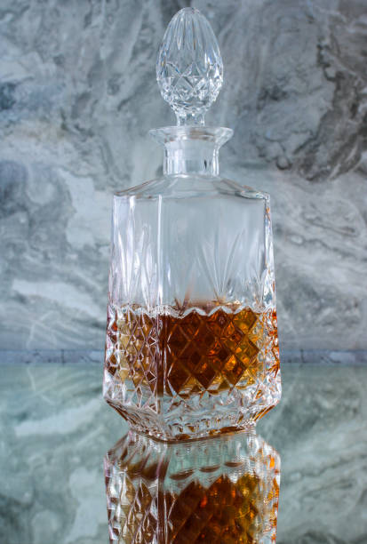 хрустальный график с виски на сером фоне - decanter crystal carafe glass стоковые фото и изображения