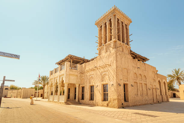 majestueuse maison de cheikh said al maktoum dans l’architecture arabe traditionnelle avec tour à vent - cocklebur photos et images de collection