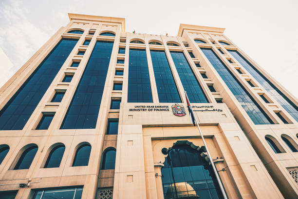 le majestueux bâtiment du ministère des finances des émirats arabes unis à dubaï, qui fait partie du cabinet des ministres, est situé dans le quartier creek. - flag of the united arab emirates photos et images de collection