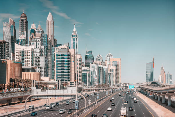 vue aérienne de la célèbre route sheikh zayed avec un trafic intense et des rails de métro et de nombreux gratte-ciel dans la région de la marina de dubaï - futuristic dubai city traffic photos et images de collection