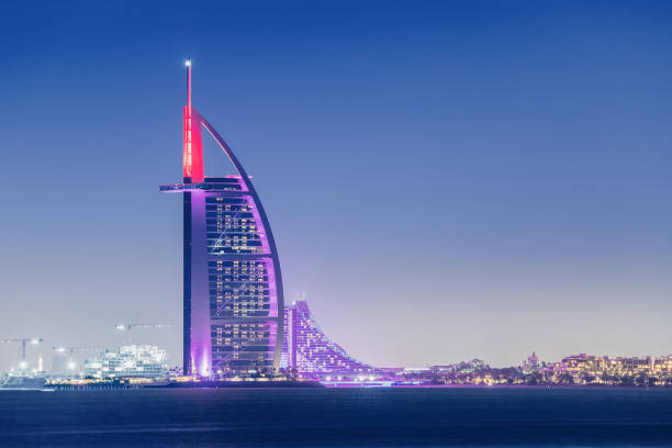 burj al arab illuminato hotel di notte. destinazioni di viaggio e vacanze a dubai - dubai united arab emirates hotel luxury foto e immagini stock