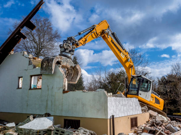 excavator demolishing a house - demolished imagens e fotografias de stock