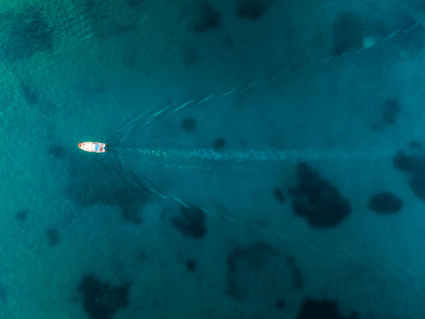 barco navegando en el agua de mar azul. vista de drones de arriba hacia abajo - sea water single object sailboat fotografías e imágenes de stock