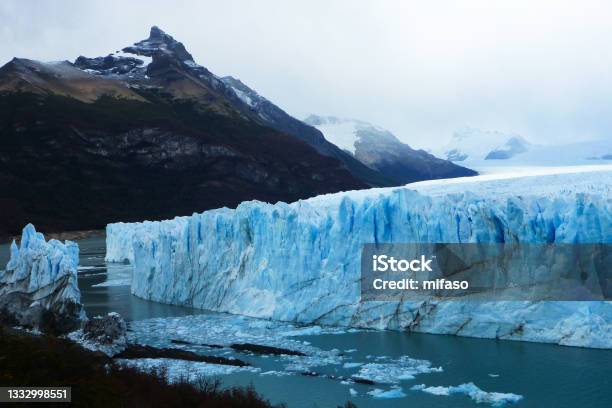 Glacier Collapse At The Tip Of Perito Moreno In The Patagonia Region Of Argentina Stok Fotoğraflar & Permafrost‘nin Daha Fazla Resimleri
