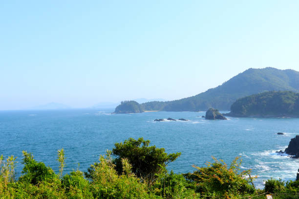 vista do mar do farol de osuzaki (farol de osuzaki) farol apaixonado osu, ogatsu-cho, cidade de ishinomaki, prefeitura de miyagi - ishinomaki - fotografias e filmes do acervo