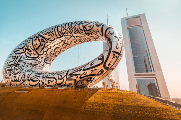 famoso edificio museale del futuro a forma di mezzaluna con caratteri arabi - united arab emirates foto e immagini stock