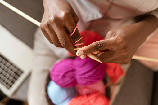 Woman is learning to knit on video lessons from the internet, the development of new skills