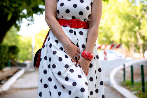 signora che ha problemi genitali per strada - urinating women bladder embarrassment foto e immagini stock