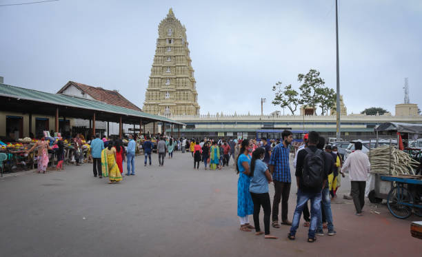 uma ampla vista das instalações do templo chamundeshwari em um dia de festival religioso nas colinas de chamundi perto de mysuru, índia. - architecture asia asian culture bangalore - fotografias e filmes do acervo