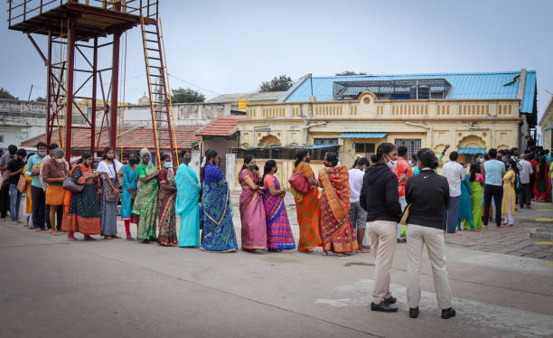pessoas esperando pacientemente na fila para entrar no templo chamundreshwari para adorar durante um festival religioso nas colinas de chamundi em mysuru, pessoa. - architecture asia asian culture bangalore - fotografias e filmes do acervo