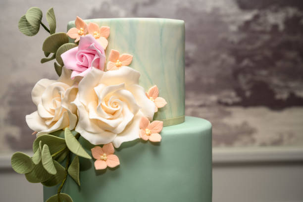 Wedding cake decorated with fresh flowers Beautiful homemade wedding cake decorated with fresh flowers wedding cake stock pictures, royalty-free photos & images