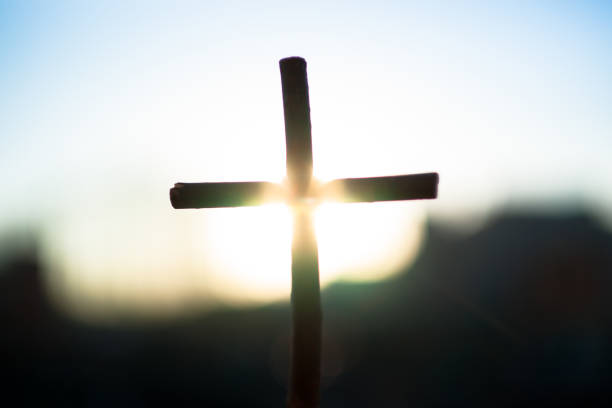 the blue sky and the cross of the tree - cross shape religion sky wood imagens e fotografias de stock