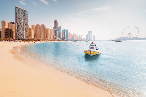 Barco amarrado al muelle y las ruedas de la fortuna más grandes del mundo es el Dubai Eye. Principales atracciones turísticas en los Emiratos Árabes Unidos photo