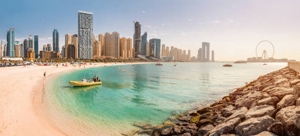 ampio panorama del golfo persico con spiaggia sabbiosa e bluewaters island con la più grande ruota panoramica del mondo dubai eye e numerosi grattacieli con hotel e residenze - speedboat leisure activity relaxation recreational boat foto e immagini stock