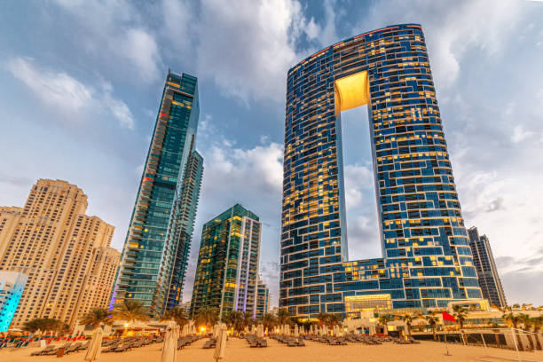두바이 의 걸프 해안에 호텔과 주거 용 건물이있는 수많은 고층 빌딩. 레크리에이션 및 상업용 부동산의 개념 - dubai beach hotel skyline 뉴스 사진 이미지
