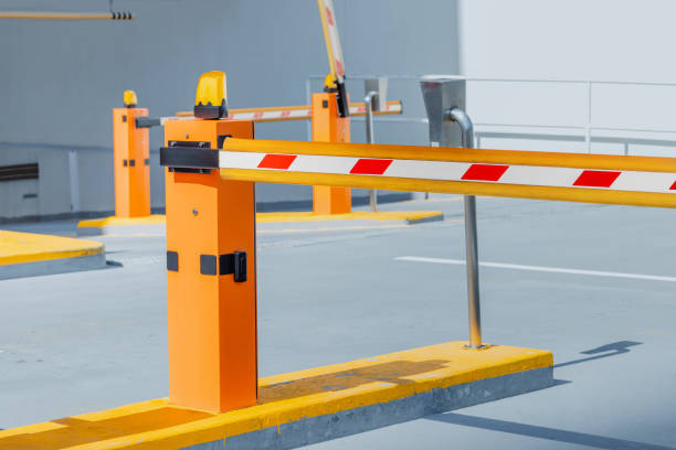 sistema de control de acceso que regula la barrera automática de entrada para coches al aparcamiento de la ciudad - boundary parking security barrier gate fotografías e imágenes de stock