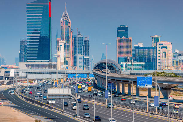 交通渋滞や地下鉄やトラムレール、地平線上の多数の高層ビルを備えた有名なシェイクザイードロードの空中写真。ドバイのコンセプトの交通と都市生活 - futuristic dubai city traffic ストックフォトと画像