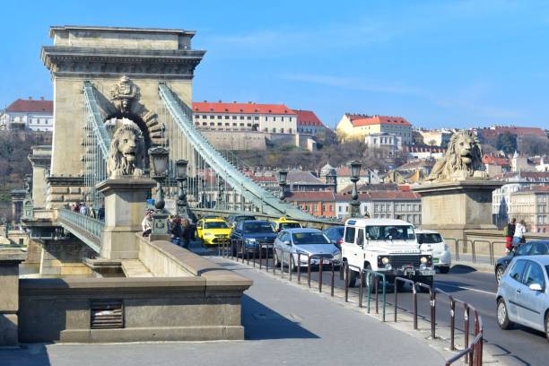ハンガリー・ブダペストのセーチェーニ・チェーン・ブリッジ。 - chain bridge budapest bridge lion ストックフォトと画像