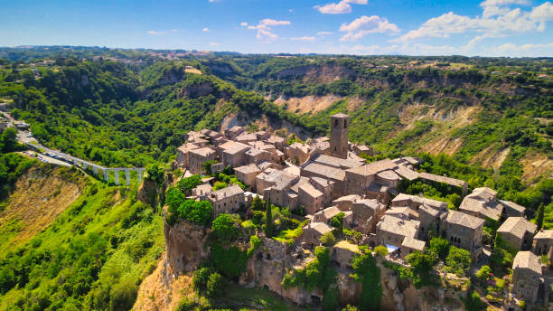 si avvicina alla città medievale di civita di bagnoregio da un drone, italia. - lazio foto e immagini stock