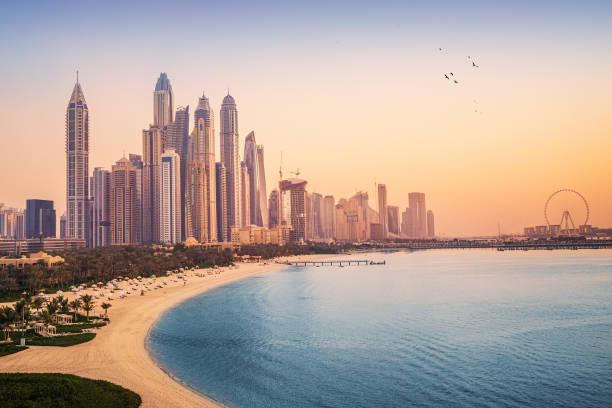 두바이 마리나 와 jbr 지역의 일몰 전망과 페르시아 만의 유명한 관람차로 황금 빛 모래 해변. 아랍에미리트의 휴일 및 휴가 - dubai 뉴스 사진 이미지