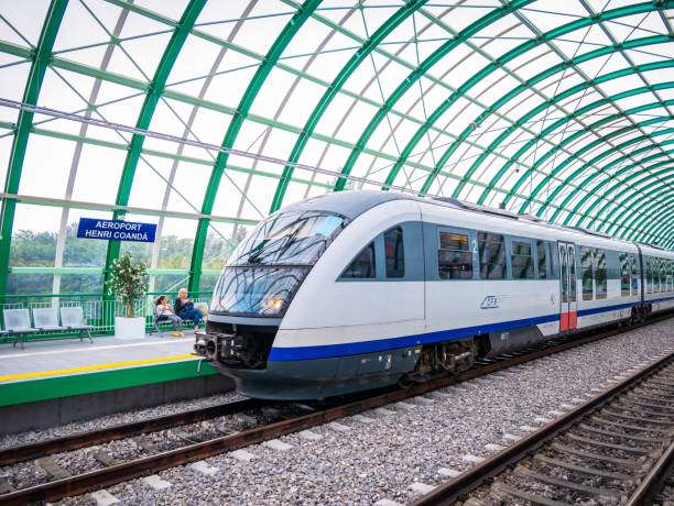 treno freccia blu alla stazione ferroviaria dell'aeroporto internazionale henry coanda. - cfr foto e immagini stock