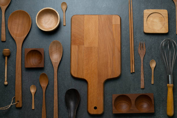 кухонная деревянная посуда для приготовления пищи на фоне черного стола, концепция приготовления пищи - kitchen untensil стоковые фото и изображения