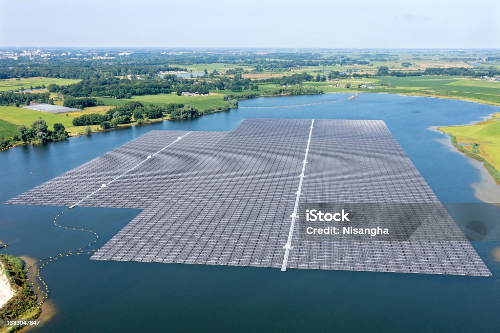 Luftaufnahme von Sonnenkollektoren auf einem See auf dem Land aus den Niederlanden - Lizenzfrei Sonnenkollektor Stock-Foto
