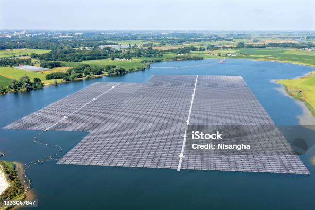 Luftaufnahme Von Sonnenkollektoren Auf Einem See Auf Dem Land Aus Den Niederlanden Stockfoto und mehr Bilder von Sonnenkollektor