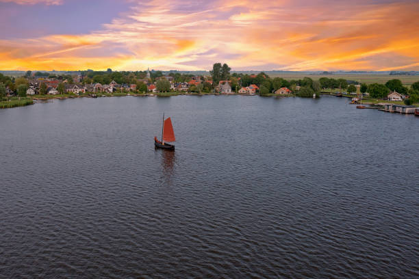 夕暮れ時のオランダの村アウデガからの空中 - water sport lake canoe canoeing ストックフォトと画像